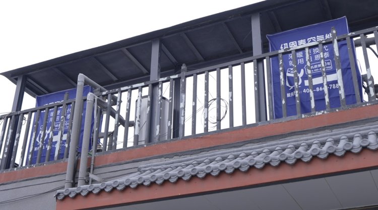 非凡国际空气能外机安装在民居二楼露台